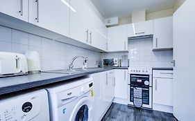 Spacious Urban Apartment In Croydon
